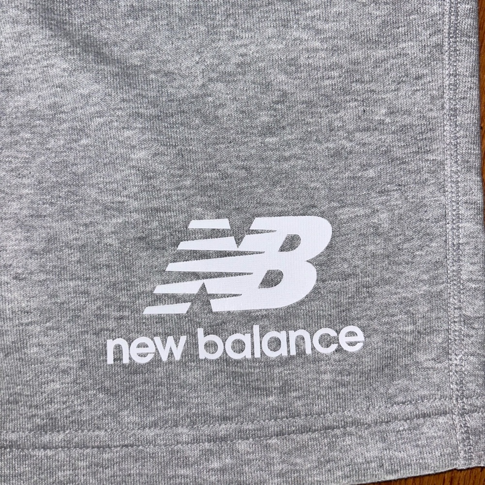 New Balance Essentials Shorts Size Medium NEW - Picture 2 of 4